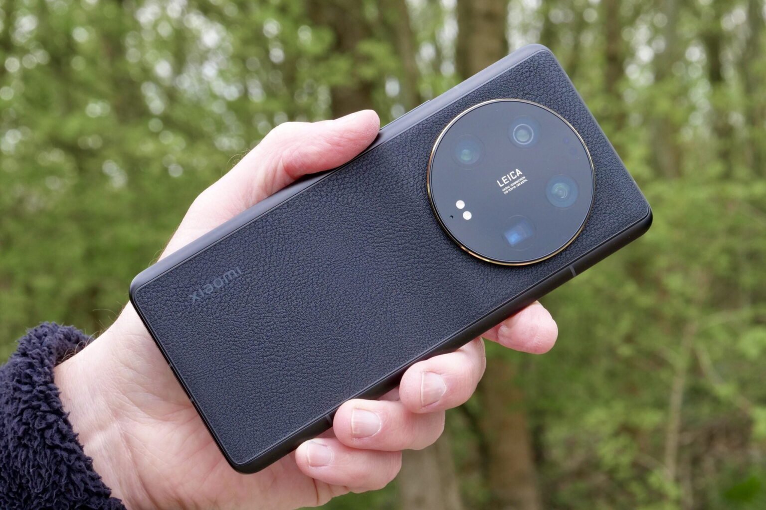 Xiaomi 13 Ultra Back Cam in Hand (1)