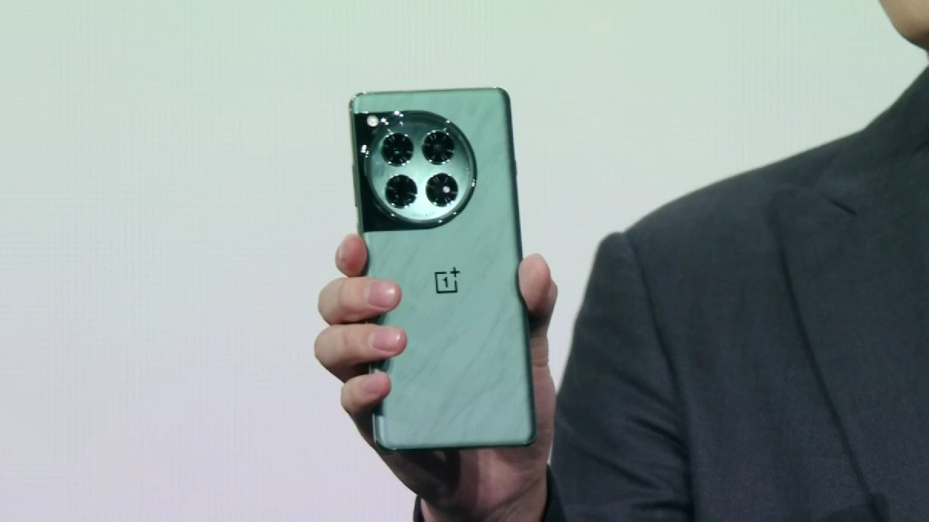 Rykte: OnePlus 12 blir inte global med 24GB RAM, kan ha display som fixar touch även i regnet